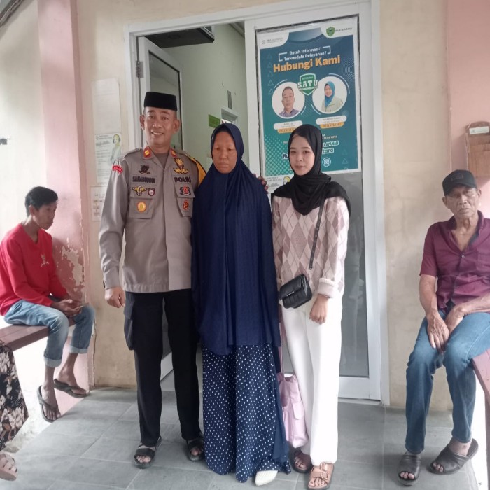 Bukan ke Sel, Polisi Ini Kawal ODGJ ke Rumah Sakit di Barru