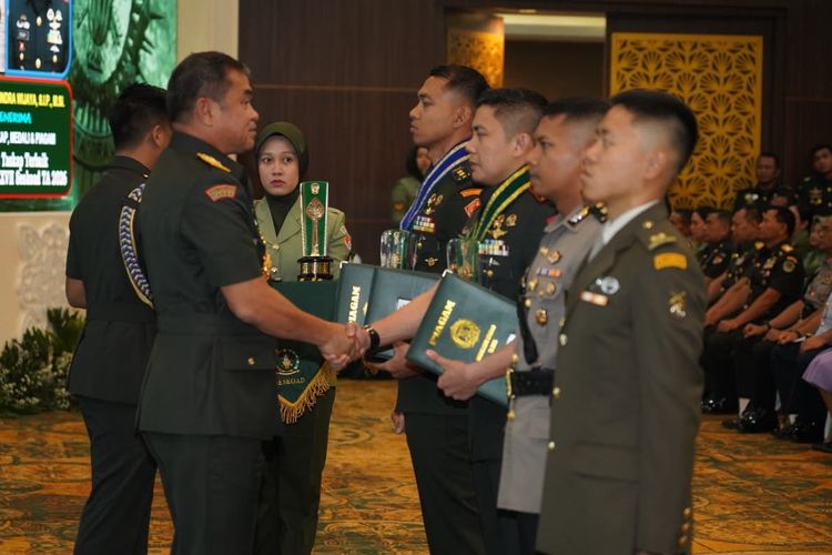 Seskab Teddy Lulus Seskoad 2026, Raih Penghargaan Penulis Taskap Terbaik