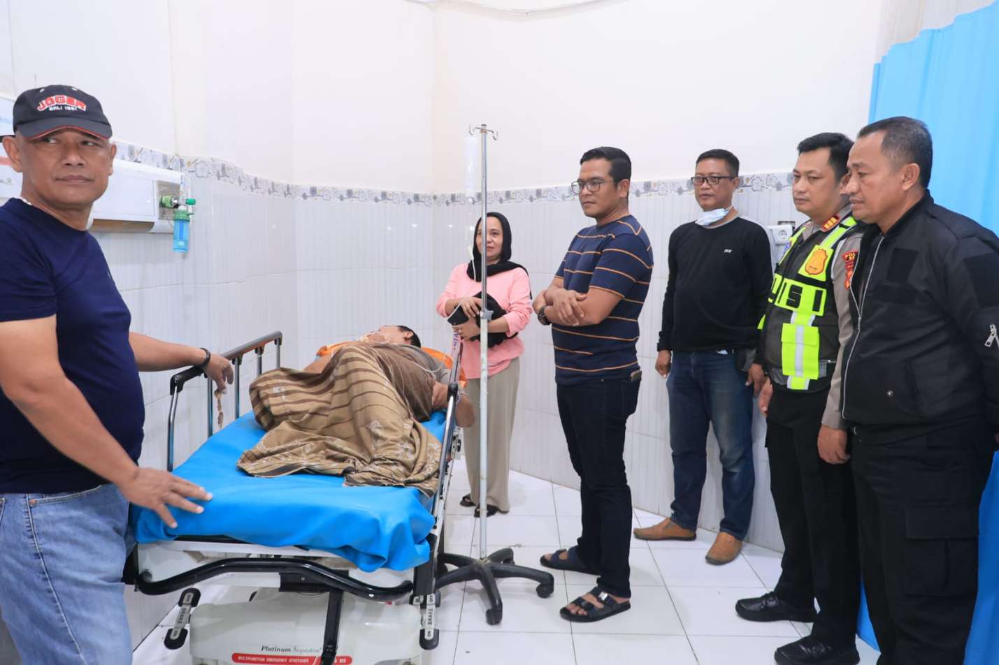 Lagi Tugas Evakuasi Pohon, Polisi Barru Ditabrak Mobil
